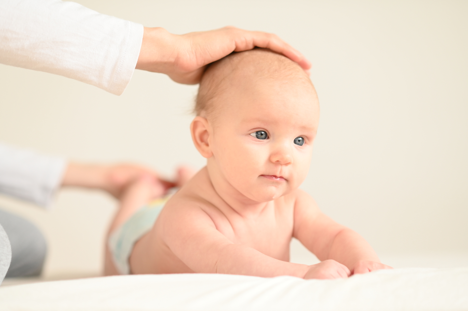 Anwendung der Rückenausstreichung bei der Babymassage nach Leboyer.