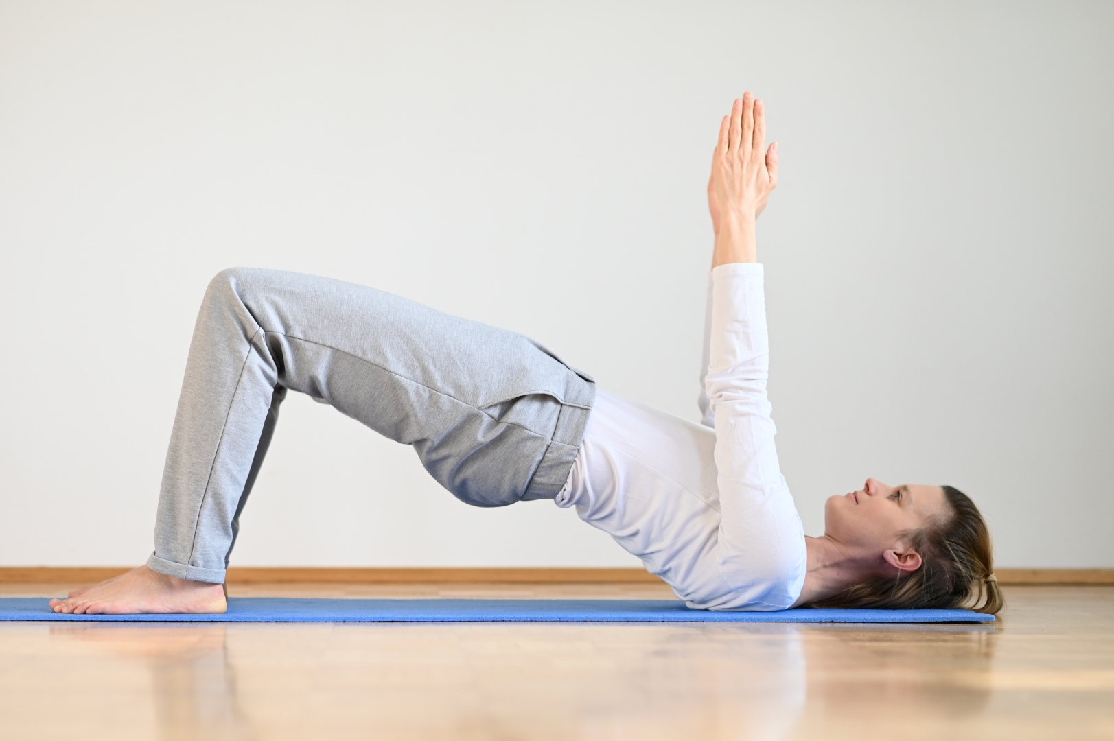 Im Kurs Schwangerschaftsrückbildung zeigt die Trainerin das Element Brücke.